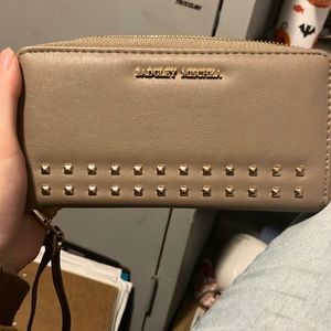 It a wallet brand new I never used it for it like a week ago